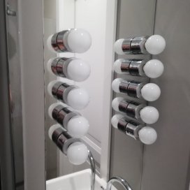 Lustro z oświetleniem