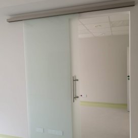 Drzwi szklane na systemie przesuwnym